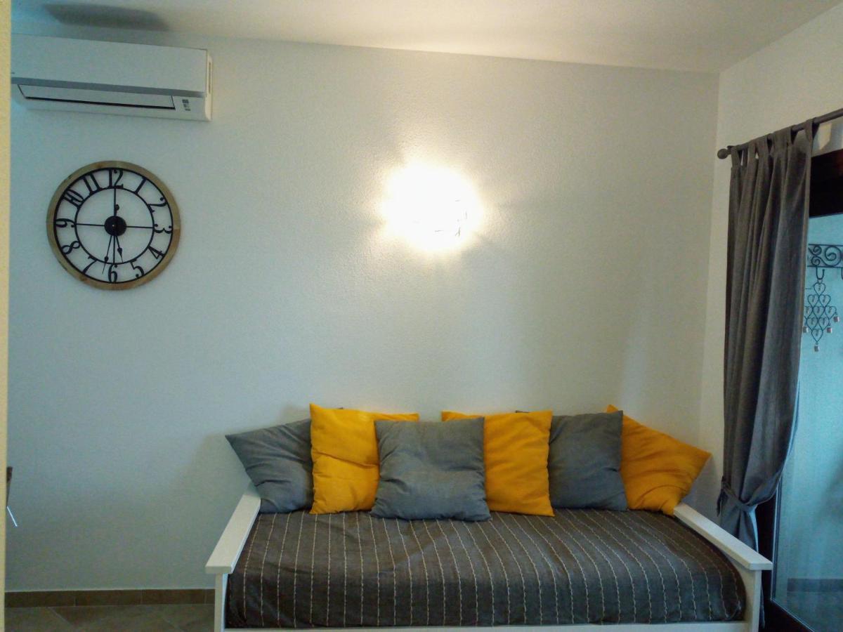 Superbe Appartement Dans Petite Residence . Badesi Exterior photo
